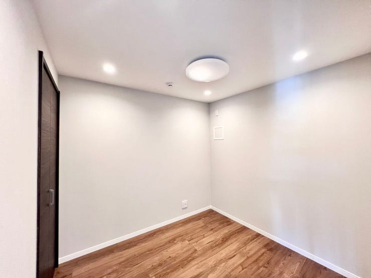 《4.2帖》柱や凹凸が少なく、デスクやベッドなどを置きやすい形状なので、お子様の勉強部屋としても活用しやすいお部屋です。