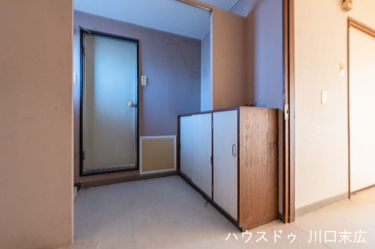 玄関と居室、水回りを繋ぐ廊下スペース。生活空間と外部との間にワンクッション置くことで、プライバシーを守りつつ室内の移動をスムーズにします。