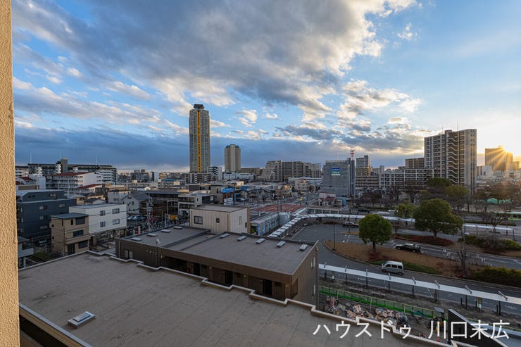 遠くまで広がる空と都市の景色を見渡す開放的な眺望。夕暮れ時のグラデーションや夜景など、時間帯によって表情を変える景色が暮らしに彩りを添えます。