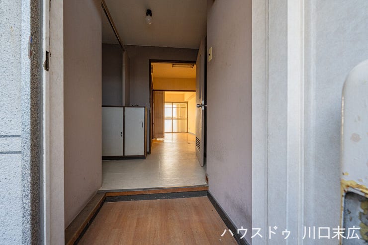 帰宅時の動線をスムーズに受け止める玄関スペース。備え付けの収納を活用して靴を整理し、土間をすっきりと保つことで快適な出入りをサポートします。