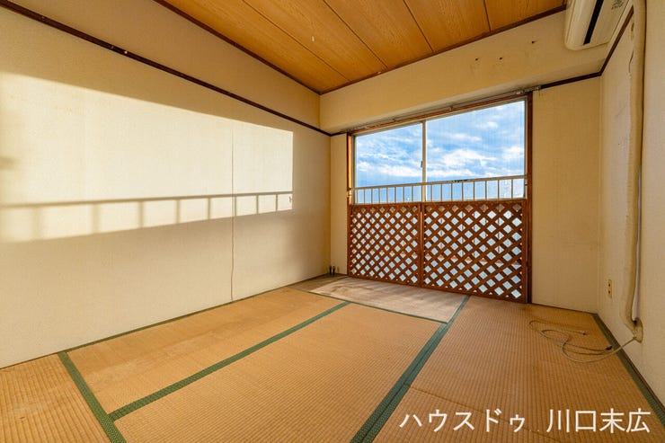 畳の感触が足裏に心地よい和の空間。掃き出し窓を備えた開放的な造りで、ごろんと横になりながら読書や昼寝を楽しむ、穏やかな休日を提案します。