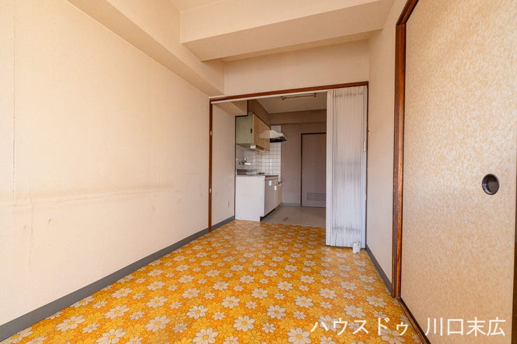 レトロな花柄の床材が空間のアクセントになるダイニングキッチン。お気に入りのテーブルセットを配置して、懐かしくも温かい食卓を囲む時間を描けます。