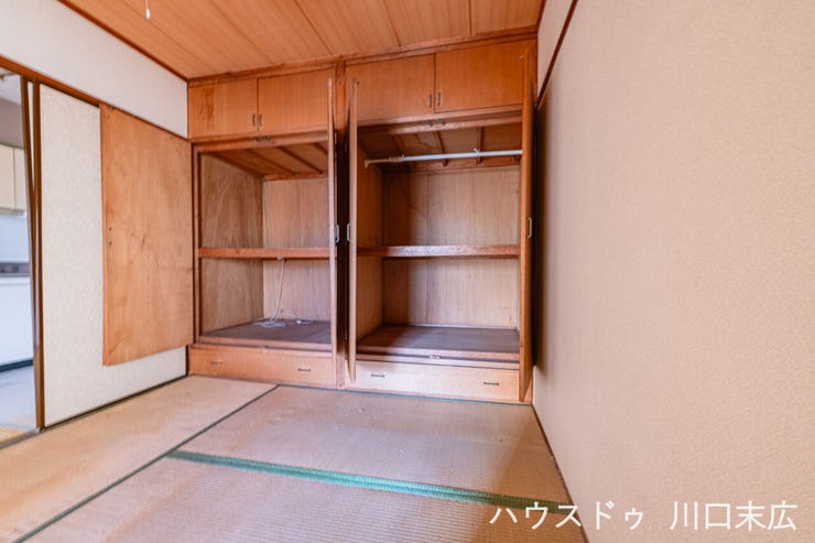 壁一面に設けられた大容量の押入れが頼もしい和室。寝具や季節家電をすっきりと仕舞い込むことで、畳の空間を広々と有効に活用できる機能的な一室です。