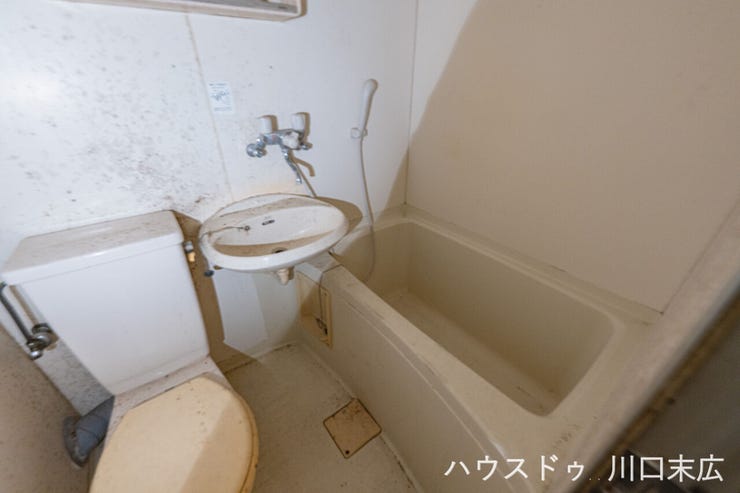 一日の疲れを癒やすバスタイムを過ごすための空間。限られたスペースながらも必要な機能が揃っており、シンプルなライフスタイルを支えます。