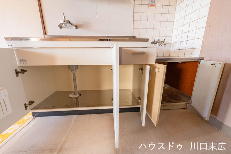 シンク下には配管スペースを活かした収納を確保。高さのある調理器具や洗剤ストックなどを隠して収納し、キッチン周りの見た目を整えることができます。