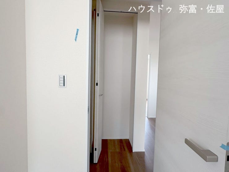 2階廊下収納!掃除道具など片付けられます♪