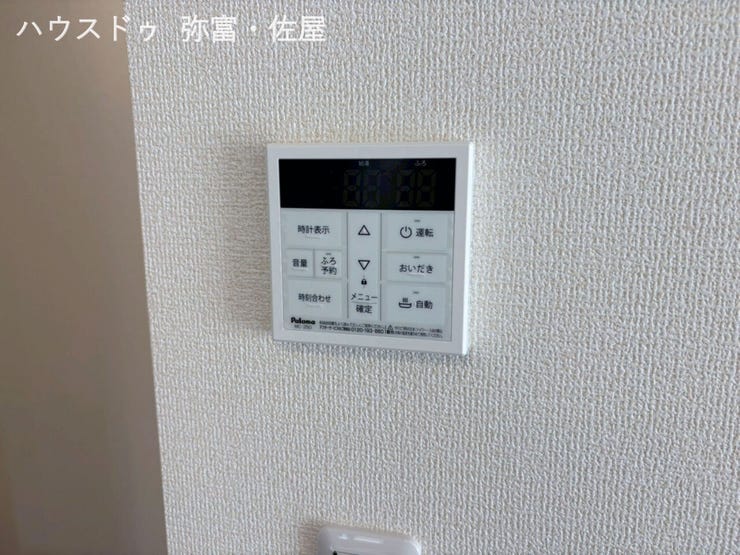 キッチン横にはお風呂のお湯はり・追焚機能のコントロールパネルを設置!お風呂を入れるのにわざわざ浴室まで行く必要がありませんので、貴重な家事の時間を短縮できます♪