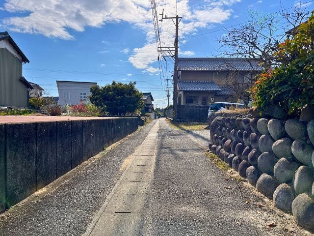 幅員約2.3m:セットバックが必要な道路となります。大型車が入ってこれないので、騒音などの心配はありません。(2025年12月7日 撮影)
