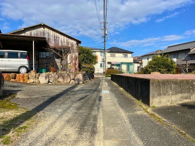 幅員約2.3m:セットバックが必要となりますが、道路幅が広がるので車の出し入れもしやすくなりますね。(2025年12月7日 撮影)