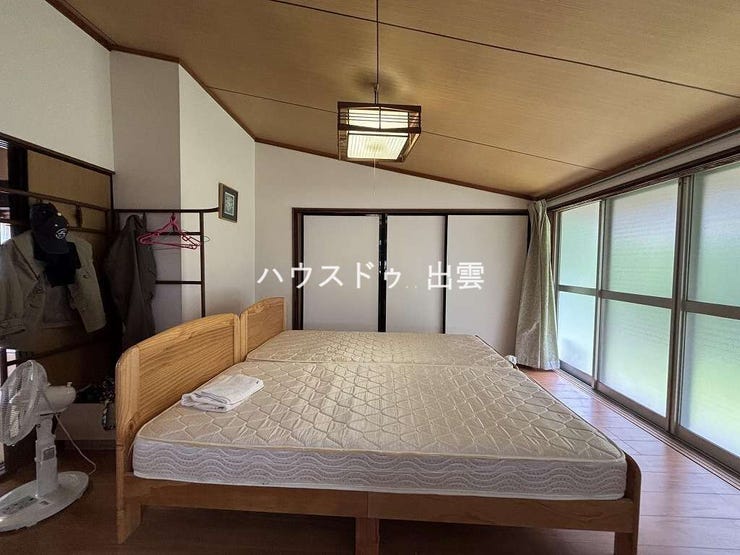 西側の洋室です。収納スペースもたっぷりで、寝室にもピッタリのお部屋です。