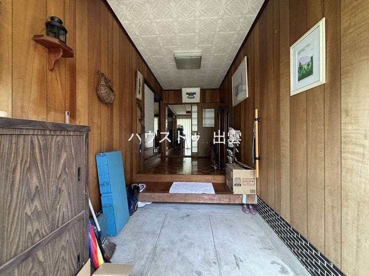 玄関は南向き。