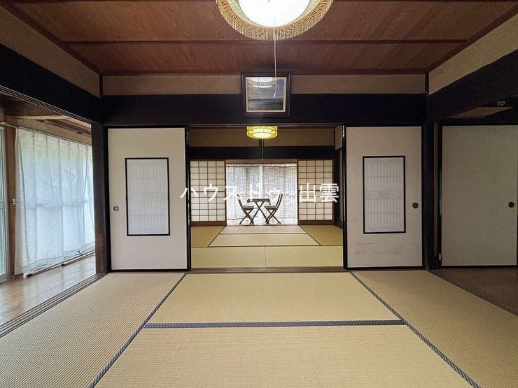 南側縁側に面した6帖続き間の和室です。日当たり良好の明るいお部屋です。