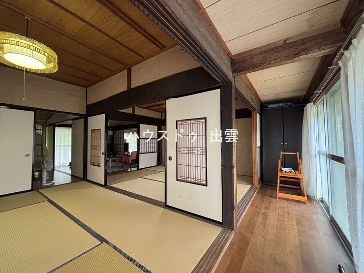 南側の縁側です。古民家の趣を感じます。