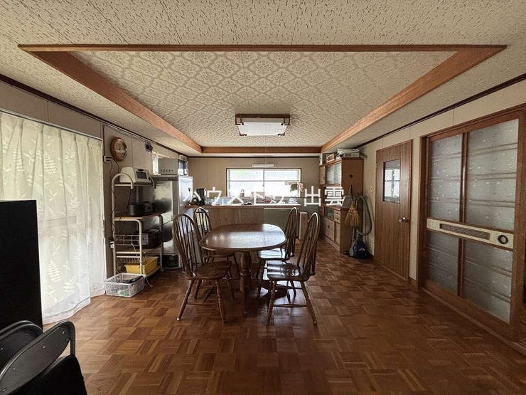 ダイニングキッチン部分です。続く洋室部分とで大きなLDKへリフォームするのも楽しそう!