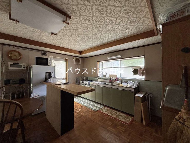 キッチンは壁付けタイプ。大きな窓があり、風通し良く換気のしやすいキッチンです。ダイニング側にカウンターが付いています。