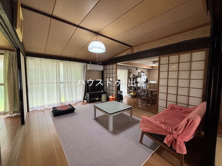 北側ダイニングキッチン横の6帖洋室です。ダイニングキッチン側は引戸で仕切られていますが、引戸をやめればダイニングキッチンと合わせてLDKのようにも使用可能です!