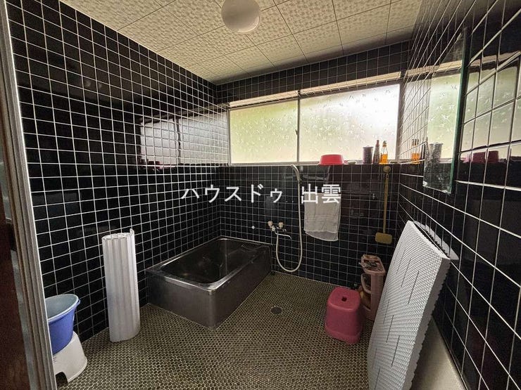 浴室はタイル仕様です。1坪以上ある広々浴室。システムバスへのリフォームもお見積り可能です。お気軽にご相談下さい。