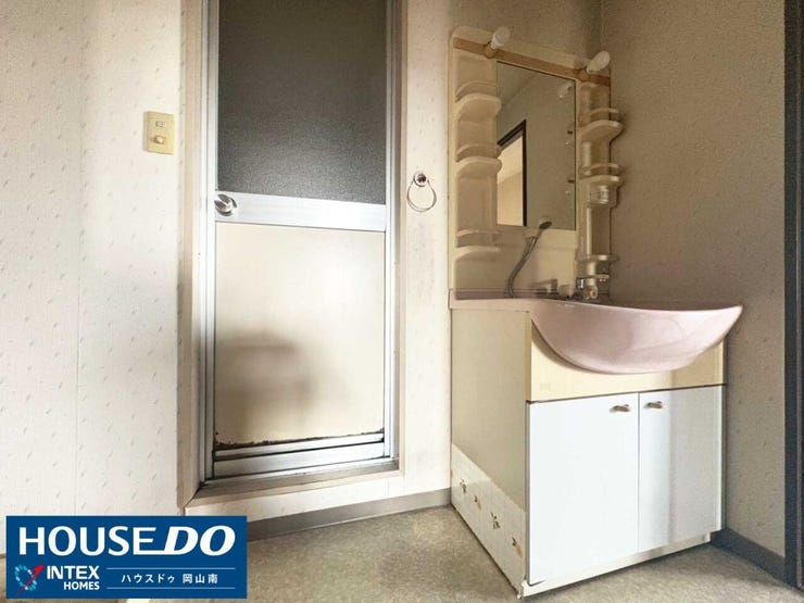 【リフォームで一新!機能性を高める水回り】
こちらは洗面脱衣所です!洗濯機置き場と洗面台があり、毎日のルーティンをこなす空間!
最新の洗面化粧台にリフォームすれば、朝の準備も快適になりますね◎