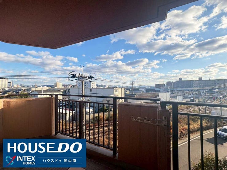 【開放感あふれる眺望!洗濯物も気持ちよく乾く!】
広々としたバルコニーからは開放感のある景色が広がります!
洗濯物も気持ちよく乾き、晴れた日には家族でブランチを楽しむなど多目的に使える空間です♪