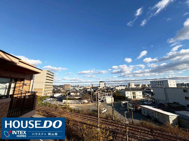 【駅近なのにこの広さ!便利なバルコニー】
広々としたバルコニーは、植栽を置いて楽しんだりと多目的に使えます!
備前西市駅まで徒歩2分という利便性と、この開放感を両立しているのが魅力です!