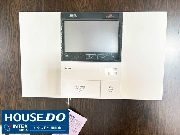 【安心の子育てを支えるモニター付インターホン】
来客を映像で確認できるTVモニター付きインターホンです!
ご家族の安心安全をしっかりと守ります!駅近でもセキュリティは万全です!