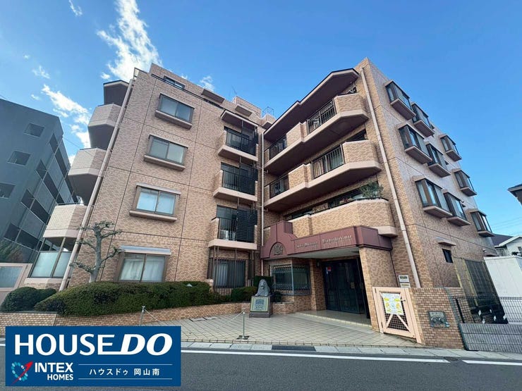 【外観】
【安心をプラス!お子様の成長を見守る環境】
マンション内に公園があるので、小さなお子様を安心して遊ばせられます!
さらに小学校まで徒歩10分圏内というのも大きな魅力のマンションです◎