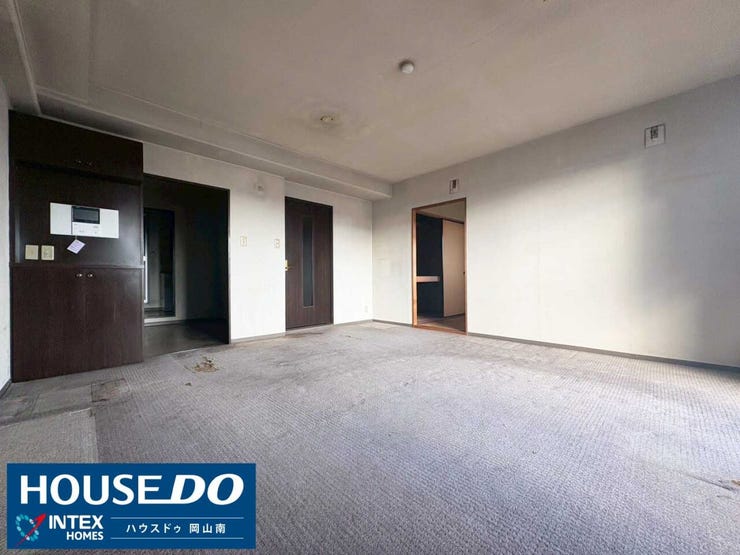 【家族の笑顔が集まる広々リビング!】
約12帖のゆったりとした空間が確保されたリビング!
家族団らんの中心となるこの場所で、週末はみんなでくつろいだり、お子様がおもちゃを広げたりできますね♪