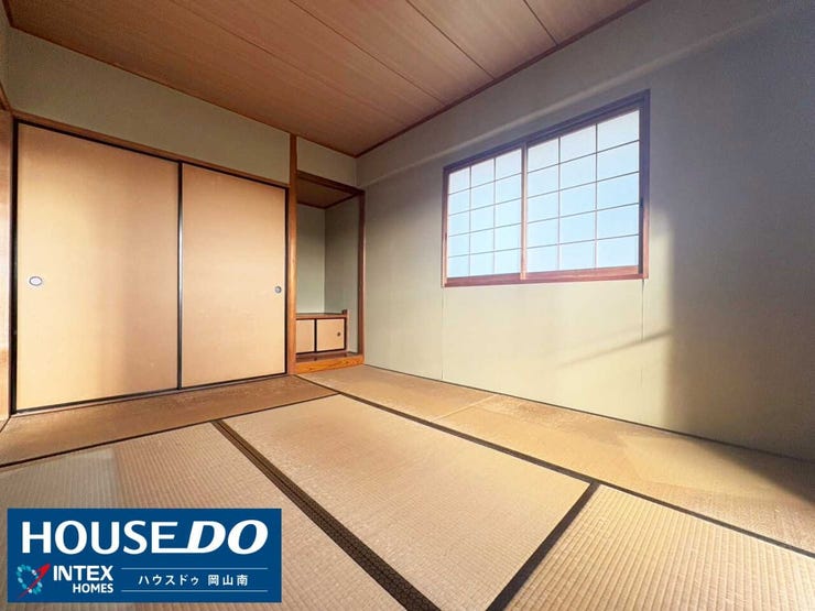 【心安らぐ和の空間!多用途に使える一室】
落ち着いた雰囲気の和室は、客間としてはもちろん、お子様のお昼寝や遊び場としても最適!
大容量の押入れは、家族の荷物もすっきり収納できます◎