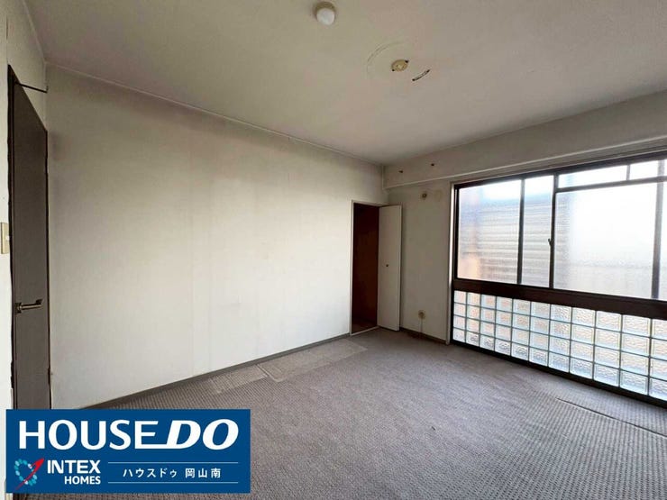 【光を取り込む窓!明るいプライベート空間】
大きな窓から光を取り込める洋室です!プライベート空間として、ご夫婦の主寝室にも、お子様の勉強部屋にも最適!
窓の改装でさらに明るく快適な空間にできます◎