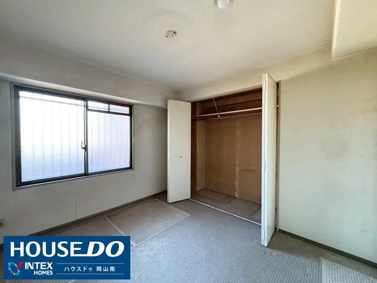 【広々とした空間!理想のインテリアを実現!】
こちらは広さにゆとりがある洋室です!大型ベッドや学習机を置いても余裕の広さ!
自由な家具配置が楽しめます♪リフォームのし甲斐がある一室です◎