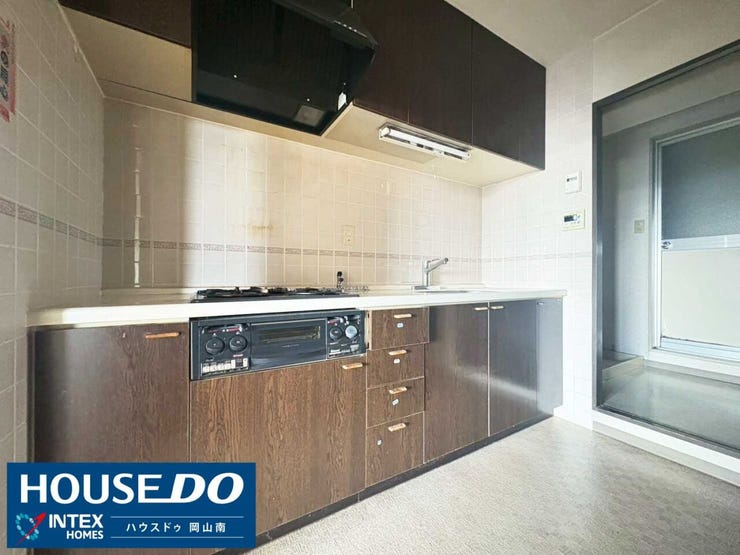 【3口コンロ!お料理の幅が広がる広々キッチン】
3口コンロ完備で、忙しい朝も調理がはかどります!
広々とした作業スペースで、お子様と一緒にお菓子作りも楽しめますね♪