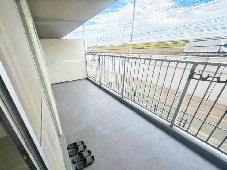 広いベランダで洗濯物をたくさん干せます!!