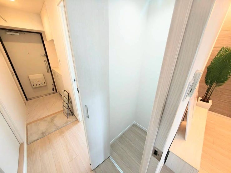 廊下にも収納スペースあり!
