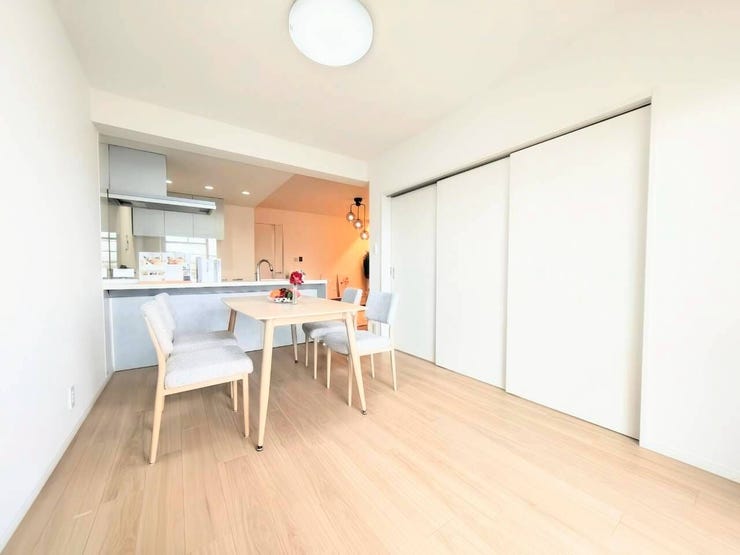 【ダイニング】
家族の揃っての食事の場として是非!