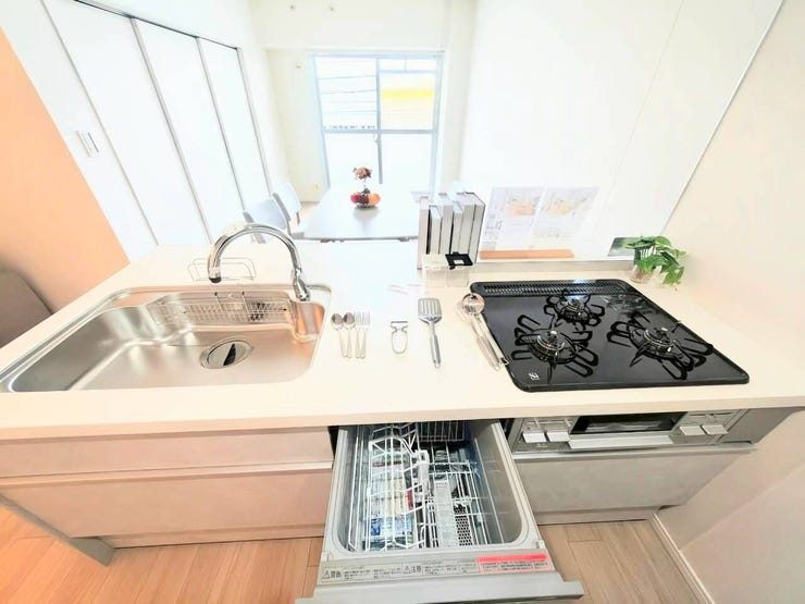 洗浄機付きのキッチンで使い勝手も良いです
3口コンロ、タッチレス水栓です
また料理しながら隣の部屋も見れるのでお子様がいても安心です。