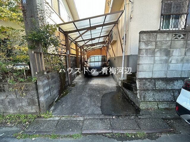 駐車場:舗装された駐車場で、敷地との段差も少なく出入庫もスムーズです。