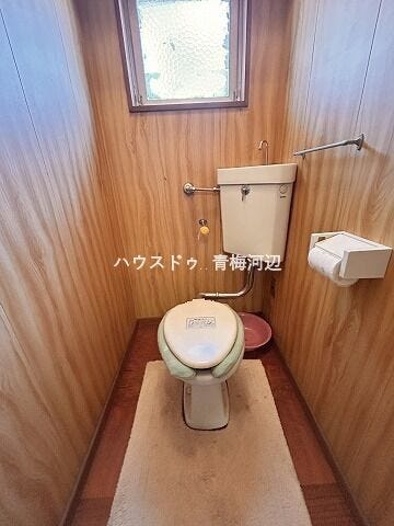 トイレ:清潔感あるトイレスペースにはペーパーホルダーやタオル掛けも付いています。