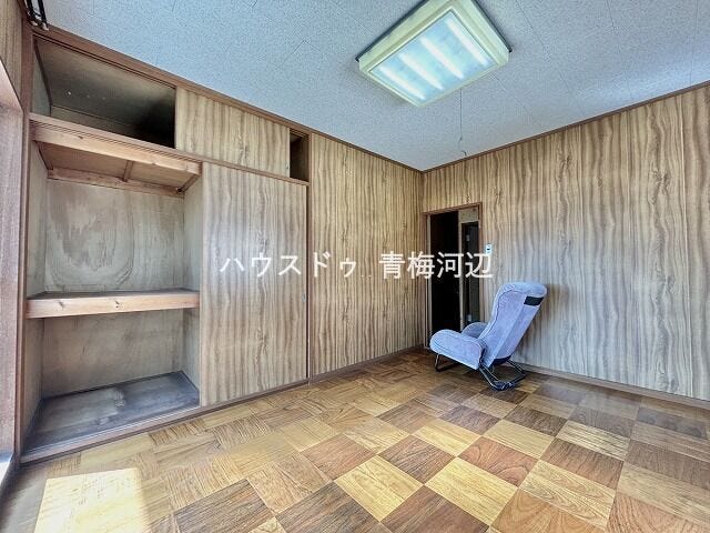 洋室:収納がしっかりあるので、お部屋を広くお使いただけます。
窓から陽射しが降り注ぎ、明るいお部屋になっていて気持ちよく過ごしていただけます。