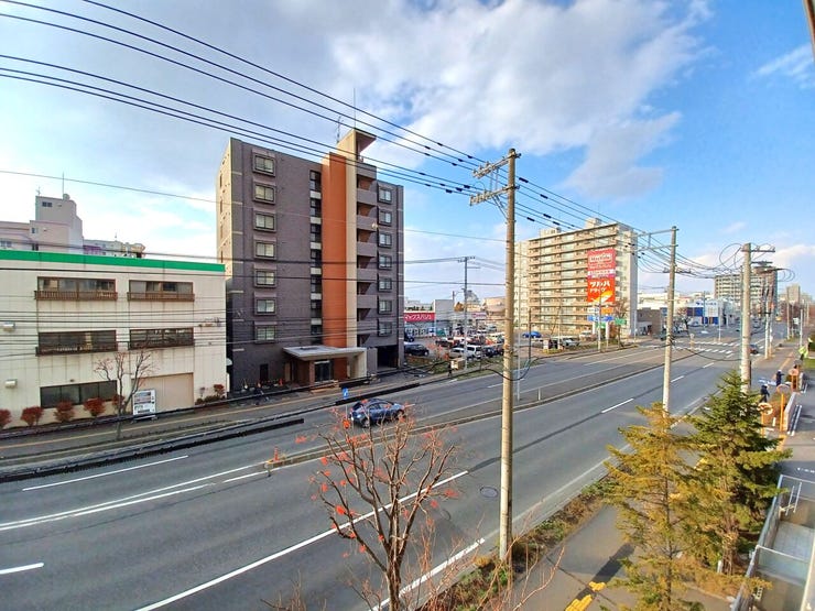 ■眺望写真■
目の前の広い通りと商業施設が暮らしの利便性を確保しつつ、遠景には住宅街やビル群が広がり、陽光と爽やかな風が日常を彩ります。静けさと利便性を両立する好立地です。