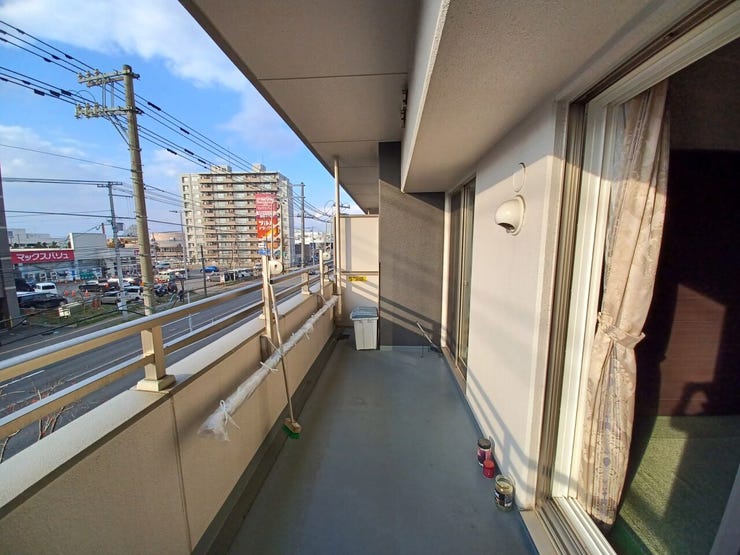 ■バルコニー■
晴れた日にはたっぷり洗濯物を干せる実用性はもちろん、ちょっとひと息つける“わたしだけの外空間”としても大活躍♪、椅子や小さなテーブルを置いて、朝のコーヒーや夜のリラックスタイムにも◎