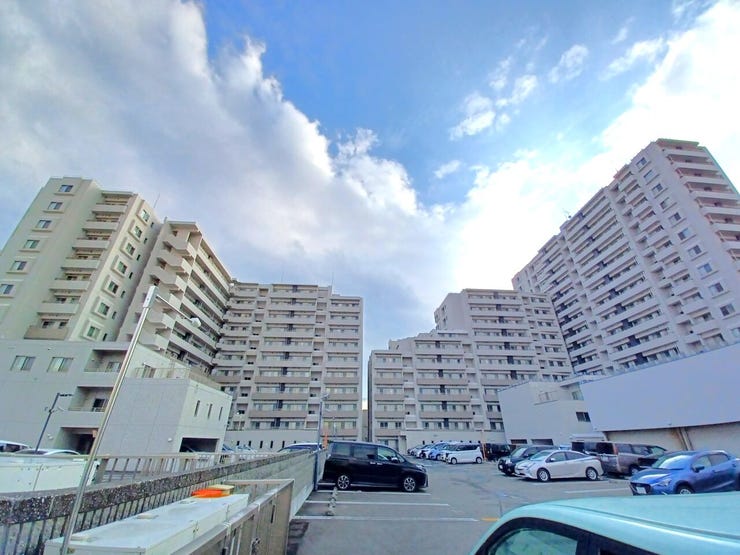 ■総戸数100戸超えのビックコミュニティ■
多彩な住民が集う大規模コミュニティは、安心の管理体制と充実した共用施設で暮らしをサポート。交流の機会が自然と生まれ、子育てや防犯面でも安心感が高まります。