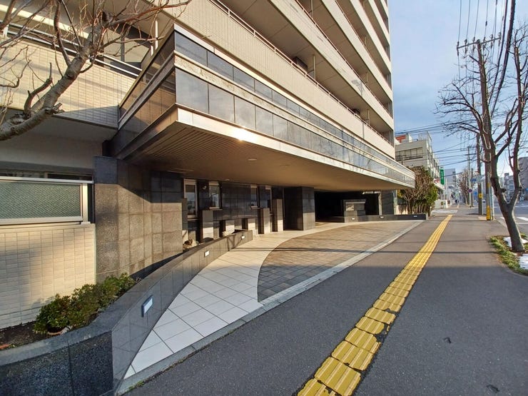 ■エントランス■
住まいの顔となるエントランスは、清潔感あふれる空間が訪れる人を迎え、高級感を演出します。毎日の帰宅が特別な時間に感じられる、居住者に優雅さと安心感をもたらすエントランスです。