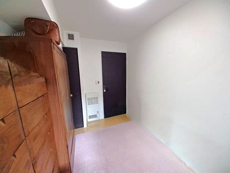 重厚な石張りのエントランスと洗練されたネームプレートが、住まう誇りを演出します。上質なファサードは来訪者に安心感を与え、管理体制の整った高級感あふれる暮らしを予感させます。