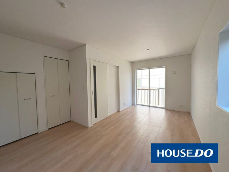 【リビング】
15.2帖のリビング。リビング収納を完備した収納豊富な空間です。