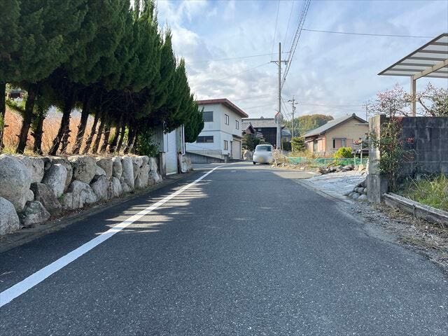 幅員約5mの前面道路です。車がすれ違える道幅です。車1台とベビーカーですれ違っても余裕のある道幅は安心ですね。(2025年11月27日 撮影)