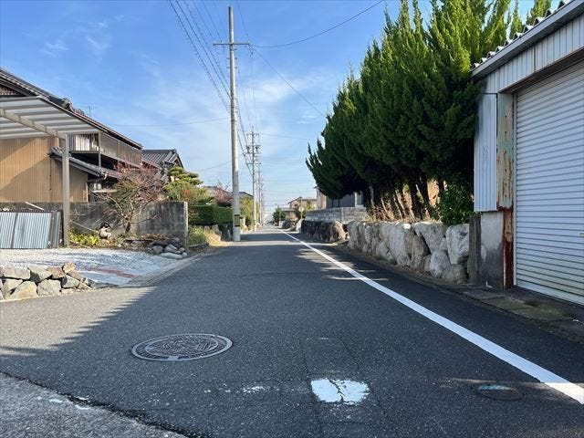 幅員約5mの前面道路です。車がすれ違うのに安心な道幅です。道幅が広すぎると交通量が増えてしまうので、これぐらいが理想的かもしれませんね。(2025年11月27日 撮影)