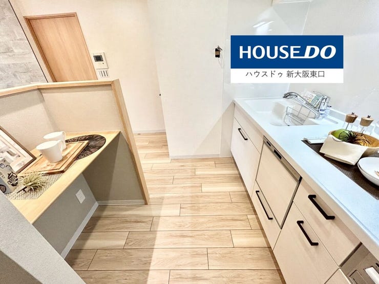 食洗器・グリル・三口コンロ付きのシステムキッチンです。
物置代もあり、広いキッチンスペースです。
(一部リフォーム中)