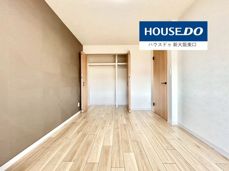 クローゼットと西向きの窓がある6帖の洋室です。
(一部リフォーム中)