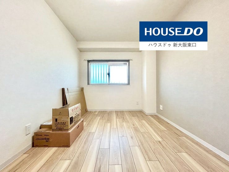 西向きの窓とクローゼットある6帖の寝室です。
(一部リフォーム中)