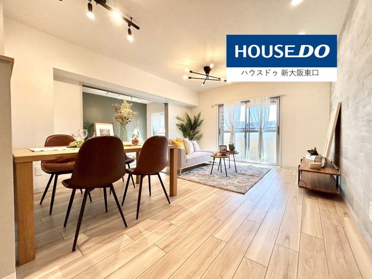 東向きのバルコニーがある16.5帖のLDKです。
奥は大きなクローゼットがある6帖の子供部屋です。
(一部リフォーム中)